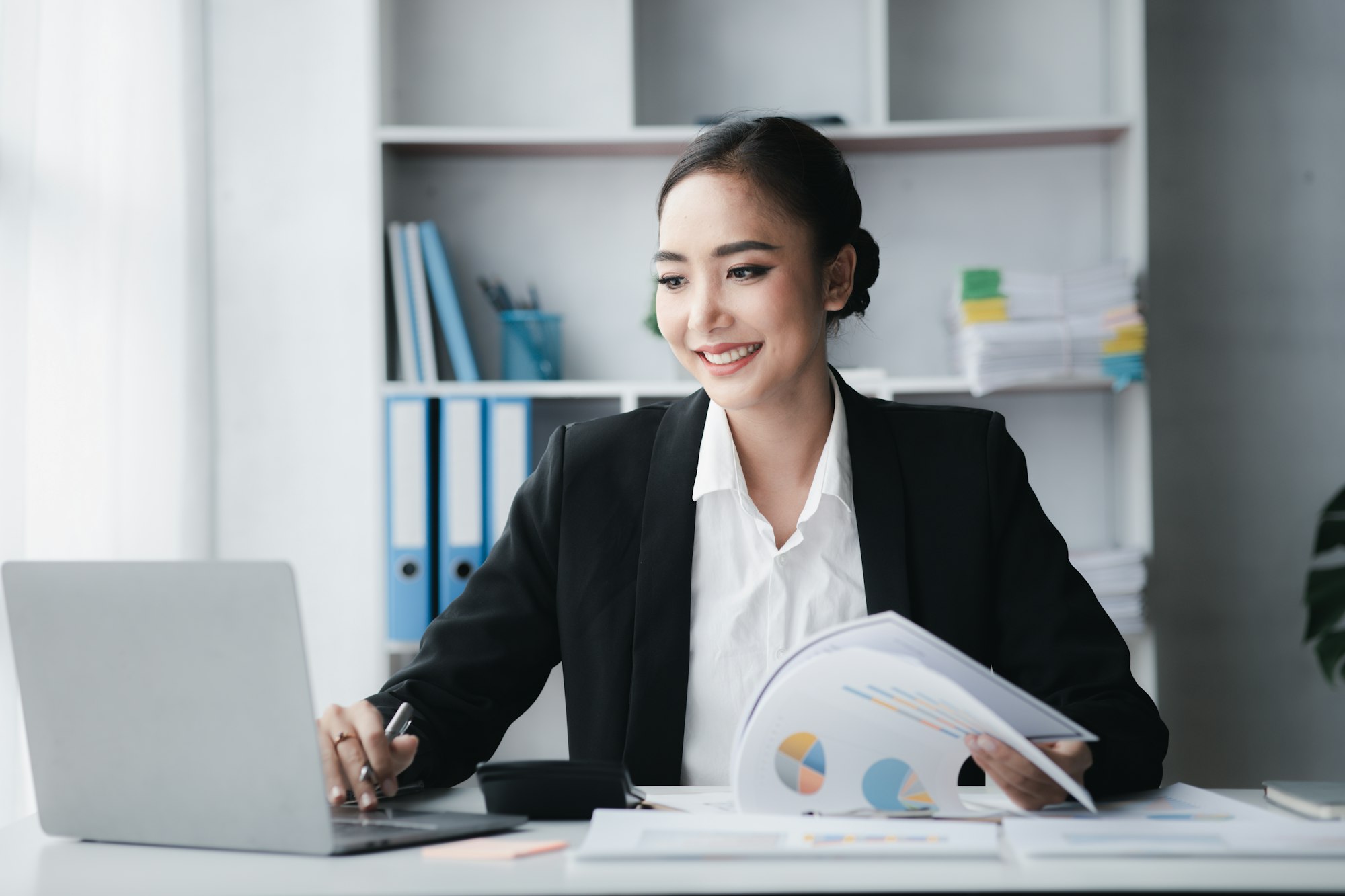 Beautiful Asian woman is a businesswoman who leads a new generation of startups.